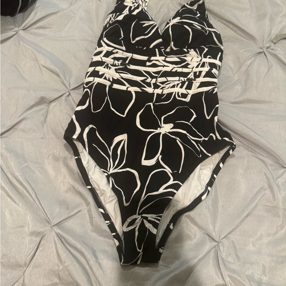 La Blanca one piece swim suit. Good condition. - Picture 2 of 2